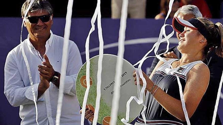 SofÃ­a Kenin, con el trofeo de campeona del Mallorca Open.