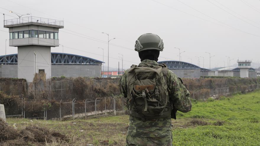 Un muerto y 48 presos fugados tras un motín en una cárcel de Ecuador