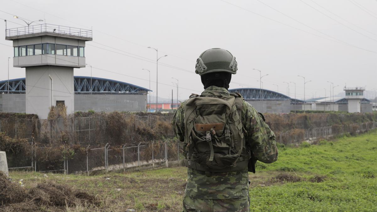 Un soldado del ejército ecuatoriano frente a una cárcel de Guayaquil.