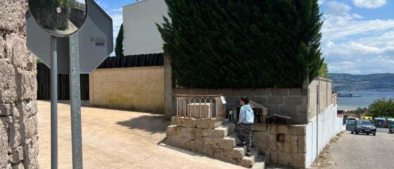 El pedestal, sin el cruceiro, con el cartel.   | G.M.P.