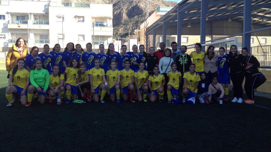 Una imagen del equipo con las equipaciones