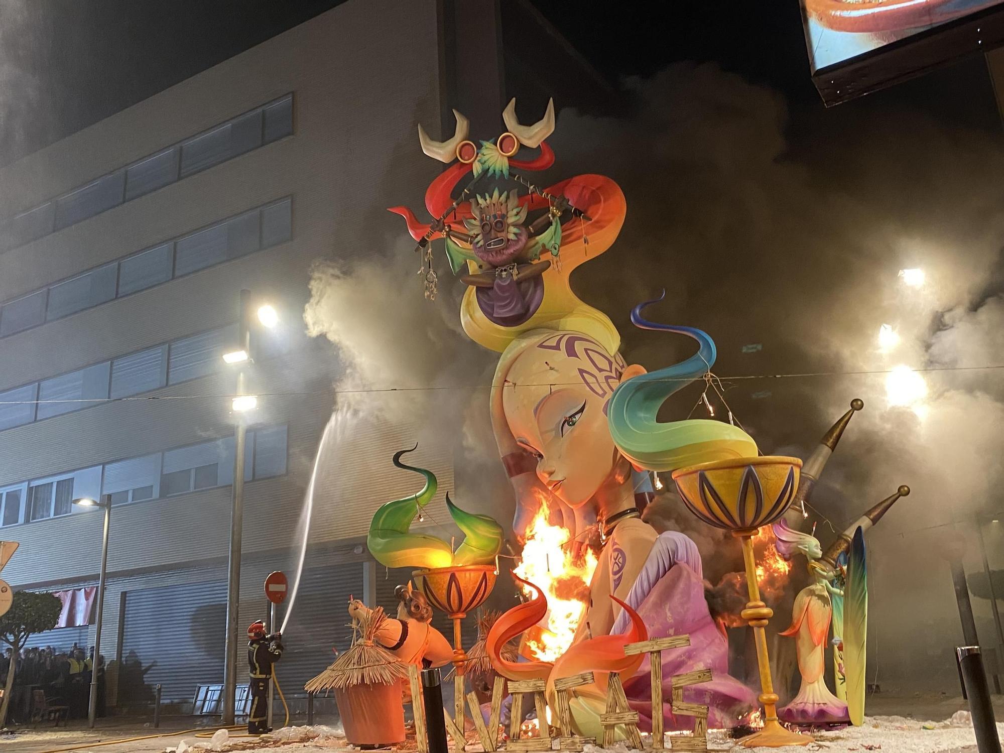 Galería I Fallas Benicarló: El monumento de la Paperina vive el momento culmen de la 'cremà'