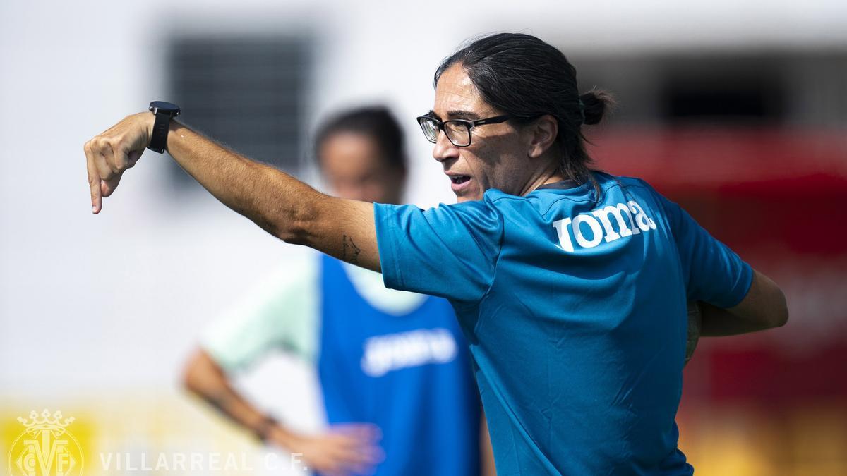 Sara Monforte dirigiendo un entrenamiento del Villarreal