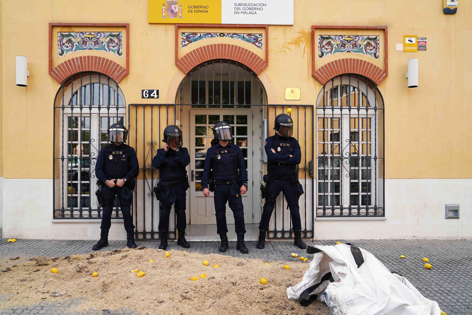 Concentración de agricultores en las puertas de la Subdelegación de Gobierno de Málaga, en el Paseo de Sancha.