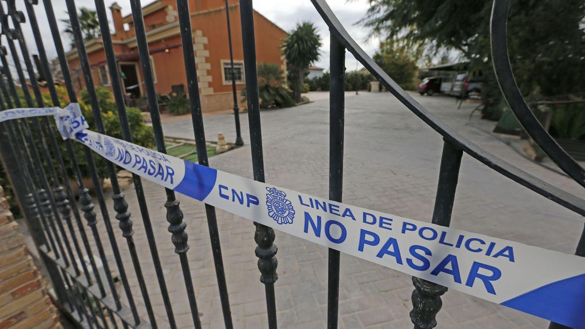 La vivienda de la pedanía de Elche donde un menor ha matado a su familia.