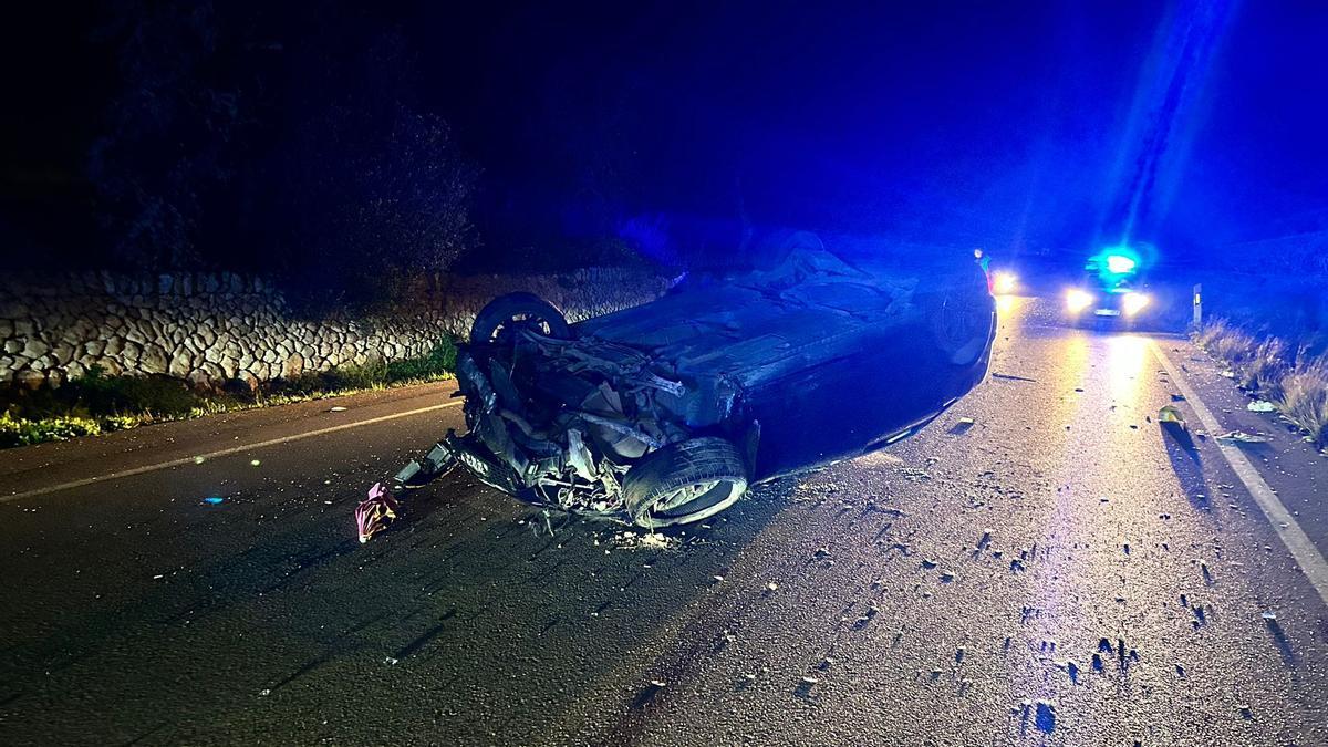 El vehículo siniestrado en la carretera de Campos a la Colònia.