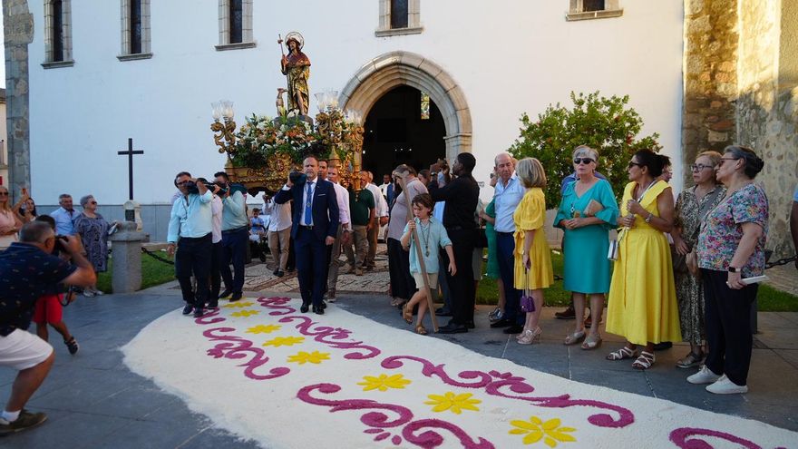 Elaboran en Dos Torres 26 alfombras de colores para honrar al patrón san Roque