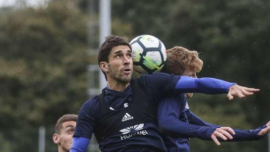 Forlín disputa un balón de cabeza con Mossa.