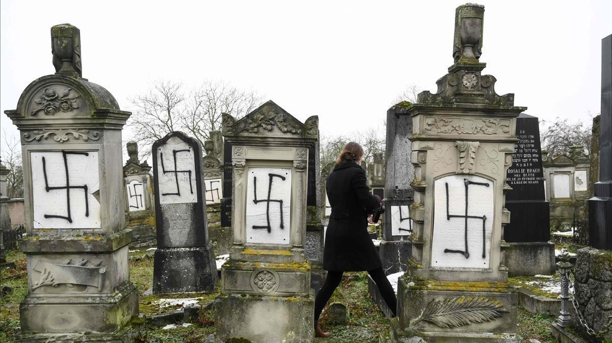 37 lápidas de víctimas de la Shoah, profanadas con la esvástica en el cementerio judío de Herrlisheim, Francia.