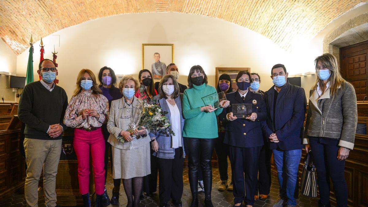 Las homenajeadas por el 8M, con las autoridades, en el Ayuntamiento de Plasencia.