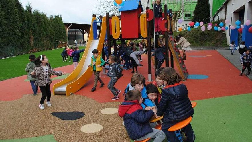 Parque infantil junto al colegio Isaac Díaz Pardo, en O Burgo.