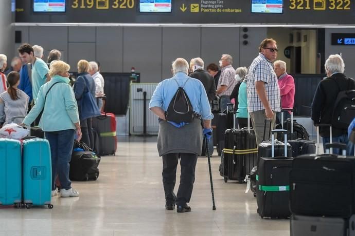 26-03-20  GRAN CANARIA. AEROPUERTO DE GRAN CANARIA. INGENIO TELDE. . Efecto del Covid-19 en el Aeropuerto de Gran Canaria, plataforma de aparcamiento de aviones vacía, últimos turistas y últimos en llegar.  Fotos: Juan Castro.