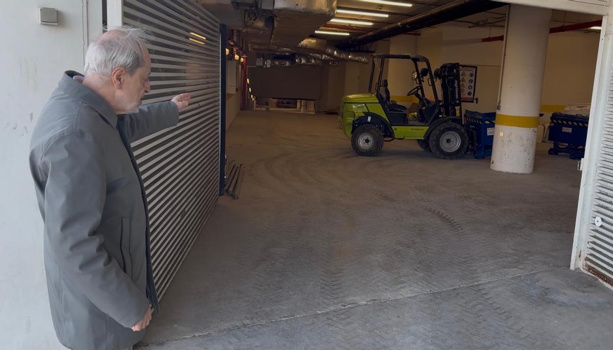 De Teresa muestra por done se hará el nuevo acceso.