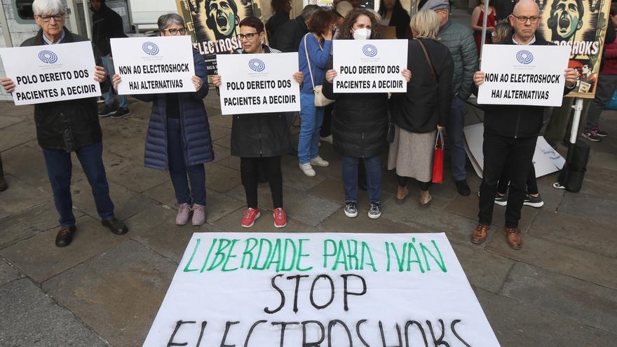 Protestas contra el tratamiento de electrochoque administrado al joven de Arzúa, Iván.