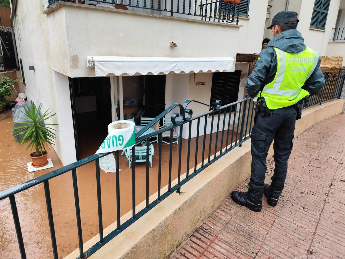 La Guardia Civil, esta mañana evacuando varias viviendas en el Puerto de Sóller.