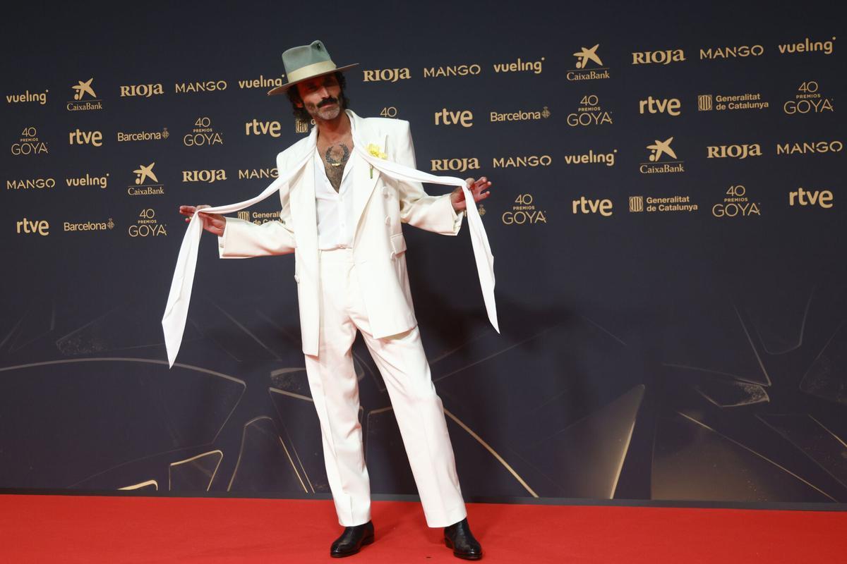 BARCELONA, 28/02/2026.- El cantante Leiva posa a su llegada a la ceremonia de entrega de la 40 edición de los Premios Goya, este sábado en el Auditorio Forum CCIB de Barcelona. EFE/Quique García