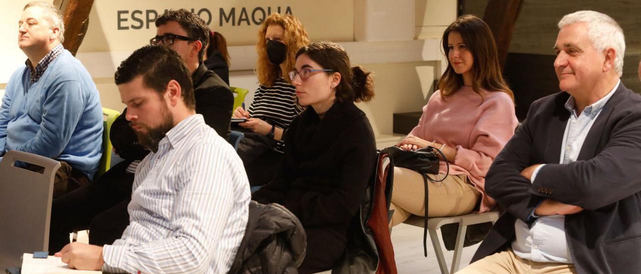 Asistentes a la conferencia de Ana Pérez Otero (en el recuadro), ayer, en Avilés.