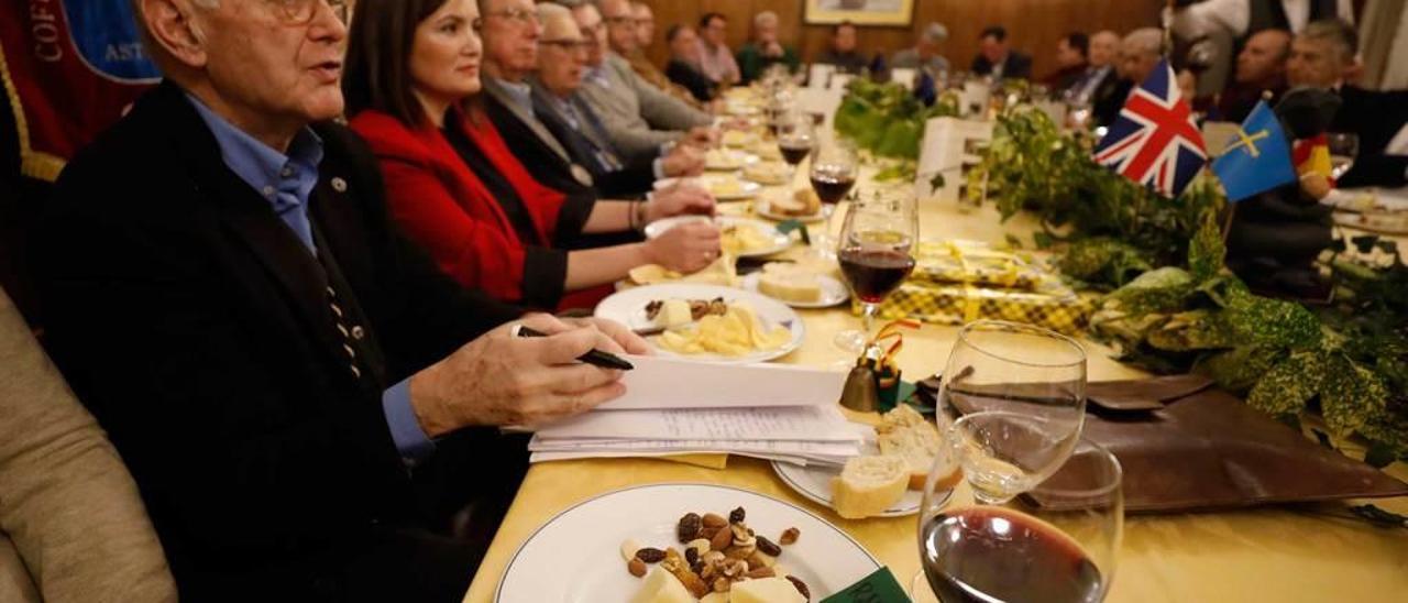 Una cata organizada por la Cofradía de los Quesos Asturianos el pasado febrero, a la que asistieron algunos organizadores y colaboradores del World Cheese Awards.