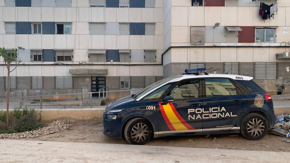 Pensando que su vecina había fallecido, pagó a un hombre para que le abriera la puerta del domicilio para ocuparlo ilegalmente.