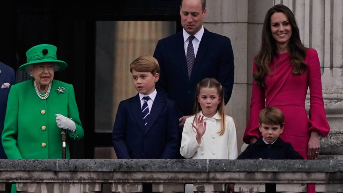 La reina Isabel II con tres de sus bisnietos, los hijos de los príncipes de Gales