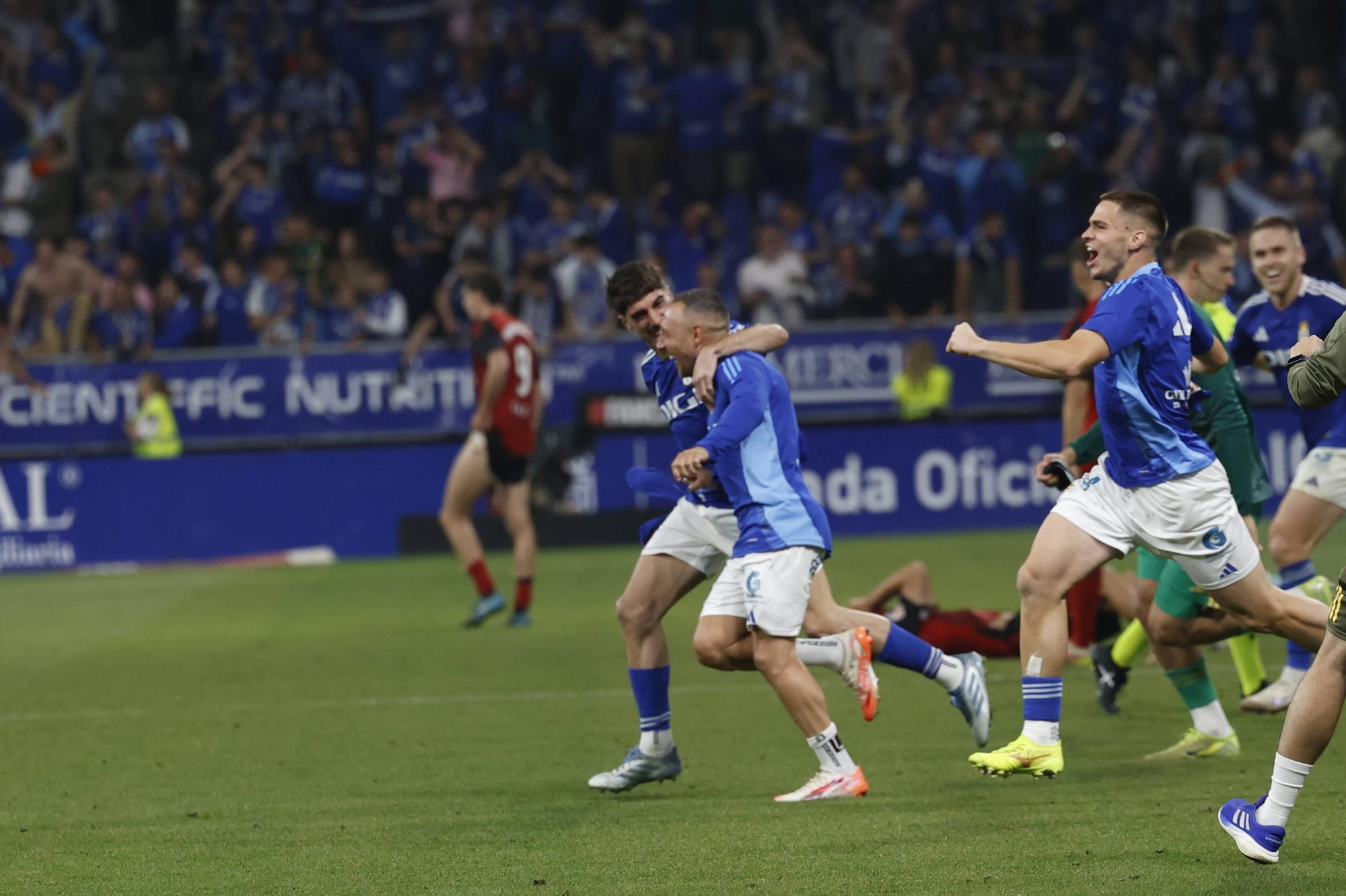 EN IMÁGENES: Así se vivió en el Carlos Tartiere la noche del ascenso del Oviedo a Primera División 24 años después