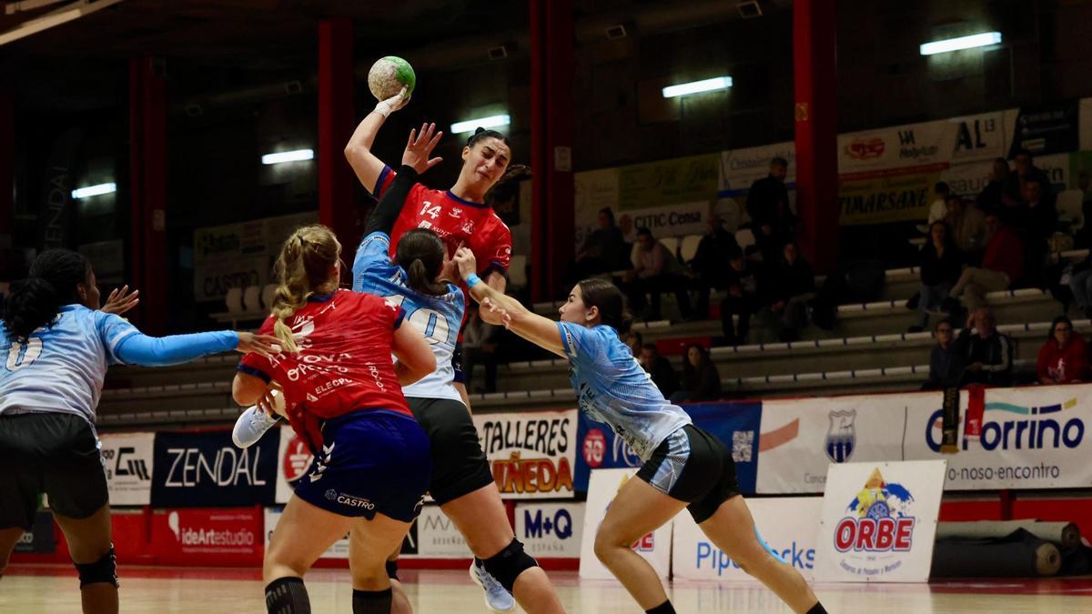 Aitana Santomé lanza durante el partido de ayer.