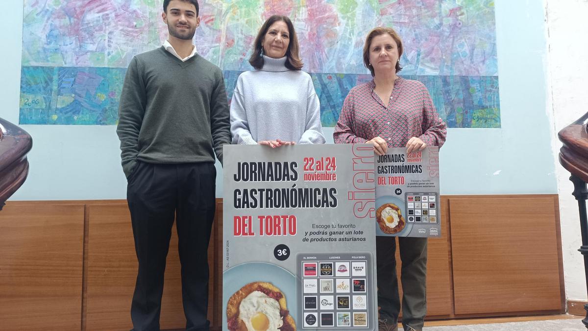 Por la izquierda, Pedro Fernández, Pilar Antuña y Amelia Areces, del servicio de promoción económica del Ayutamiento de Siero, durante la presentación.