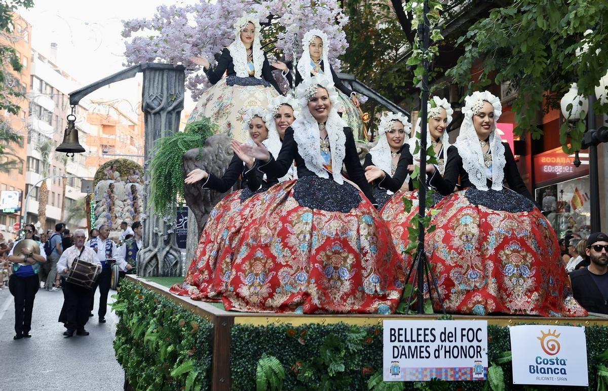 Así es el Desfile Folclórico de las Hogueras de Alicante
