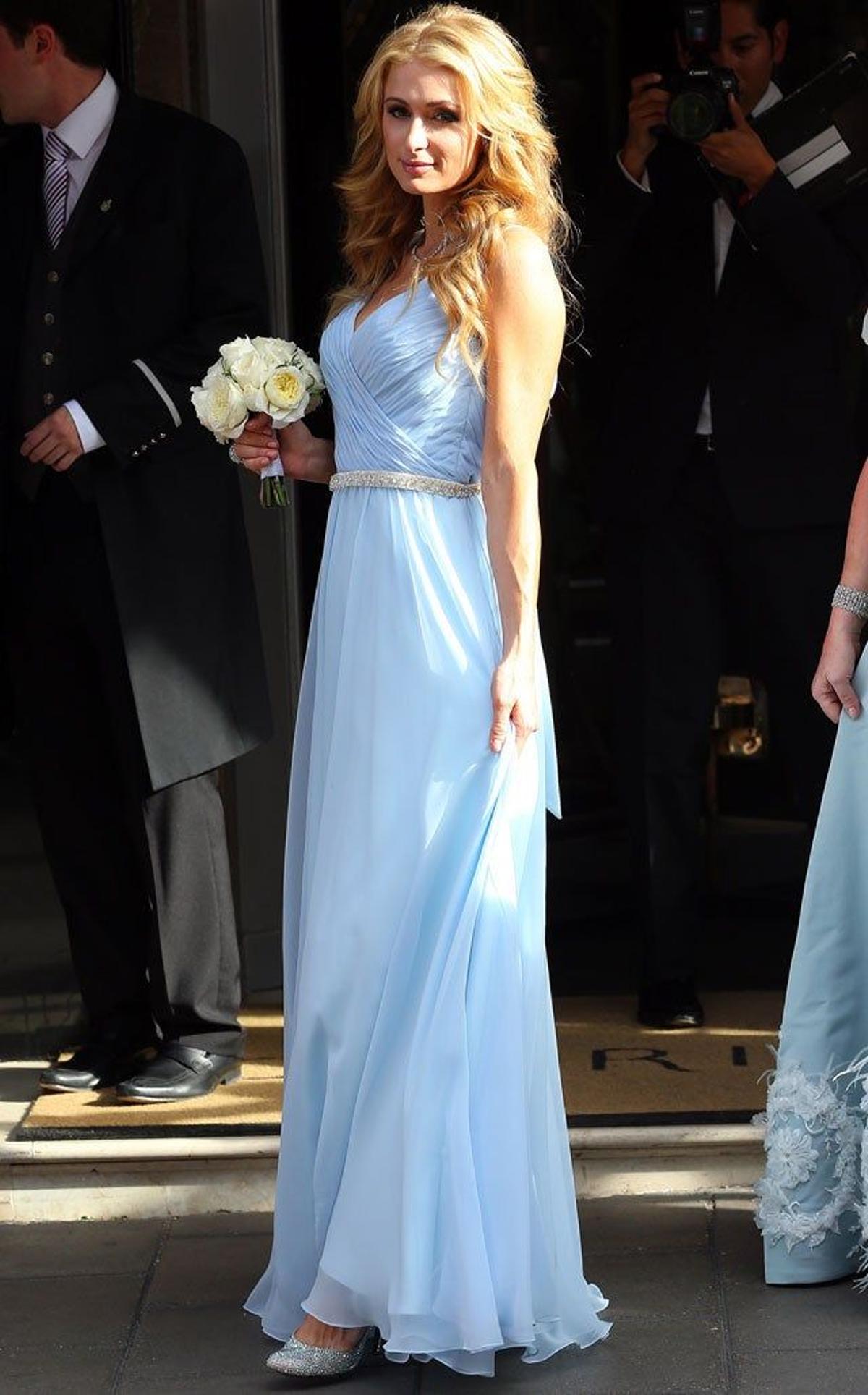 Paris Hilton posa con su vestido de dama de honor