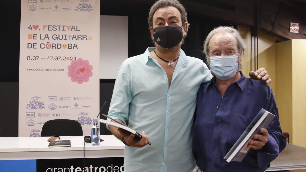 José Antonio Rodríguez (i) y &#039;Serranito&#039; esta mañana en la presentación del libro sobre el maestro de la guitarra.