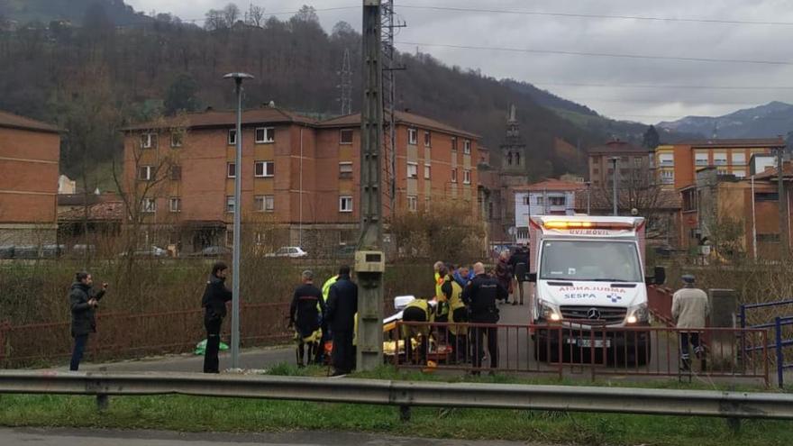 Herida una mujer que se precipitó al río Nalón a la altura de Ciaño