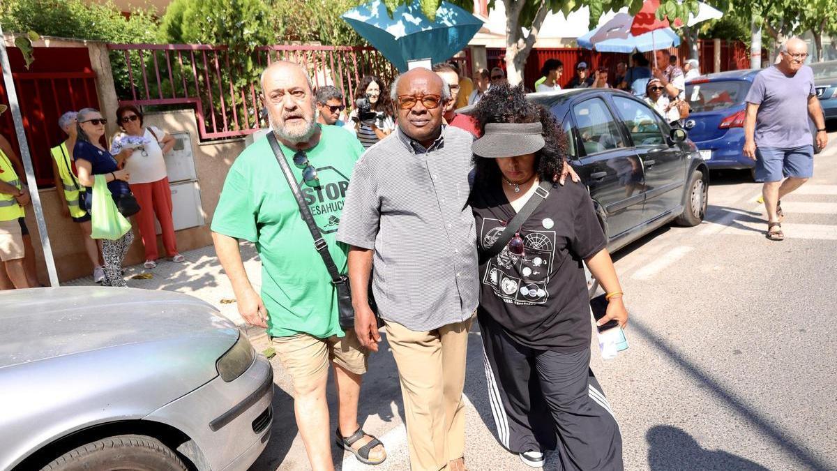 Francisco Morote, portavoz de la PAH, durante la lucha de la Plataforma para paralizar el desahucio del escritor Donato Ndongo en Murcia.