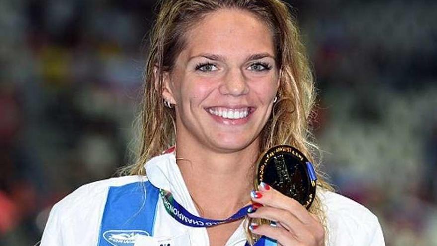 Efimova, con una de sus medallas mundiales.