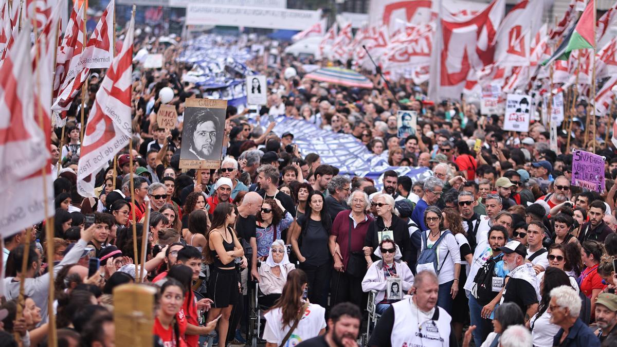 Cientos de personas participan en una manifestación este lunes, en Buenos Aires (Argentina)