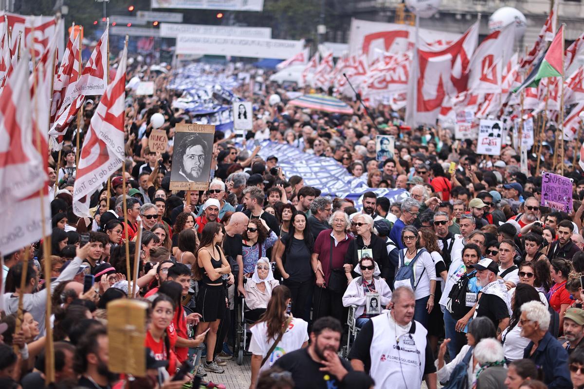 Cientos de personas participan en una manifestación este lunes, en Buenos Aires (Argentina)