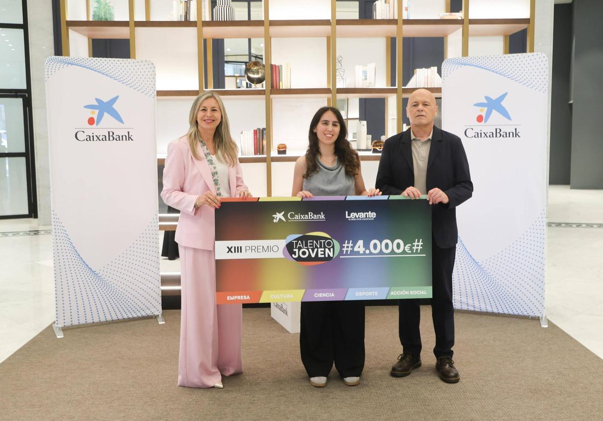 Olga García, directora territorial de CaixaBank en la Comunitat Valenciana; Nagore Folgado, ganadora de la categoría de Deporte; y Joan-Carles Martí, director de Levante-EMV.