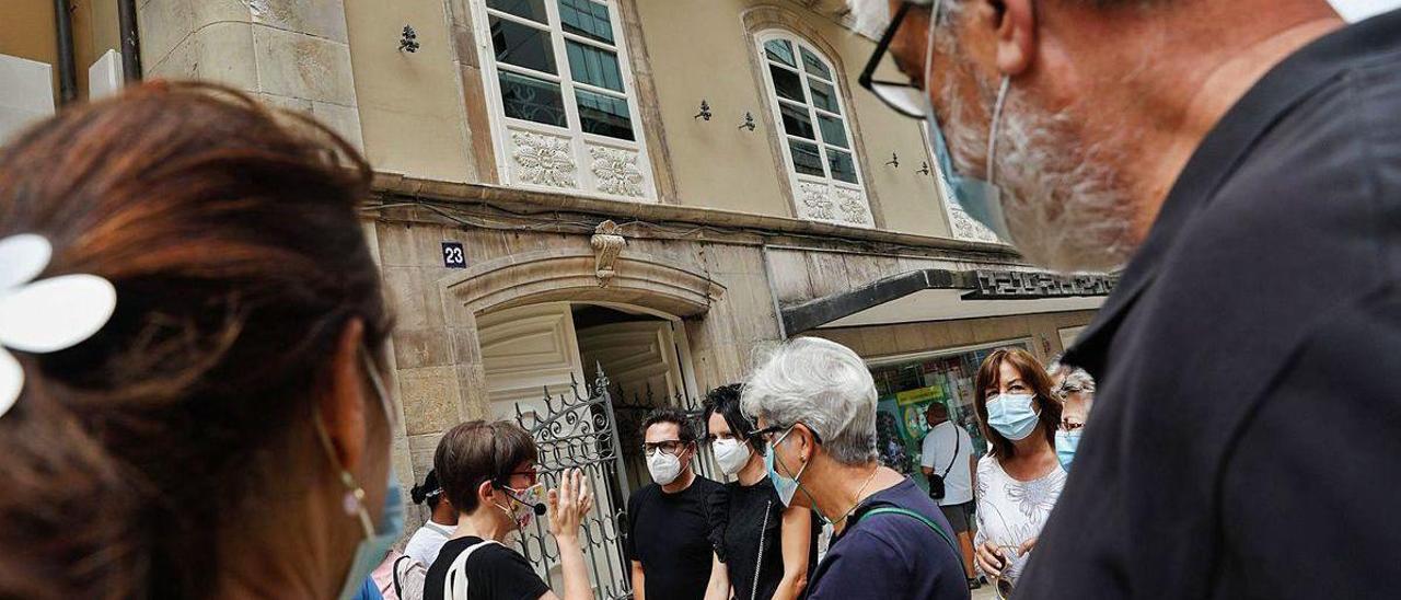 Una de las mujeres que participaron ayer en la visita al palacio de Maqua se retrata en el vestíbulo.