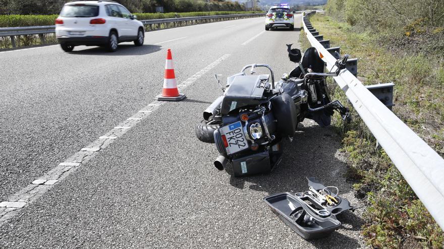 Muere un motorista vizcaíno al salirse de la calzada en la autovía en Villaviciosa