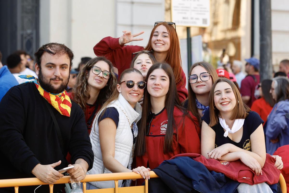 La plaza del Ayuntamiento, a reventar para la mascletà del viernes 13 de marzo: el sol dispara el ambiente fallero