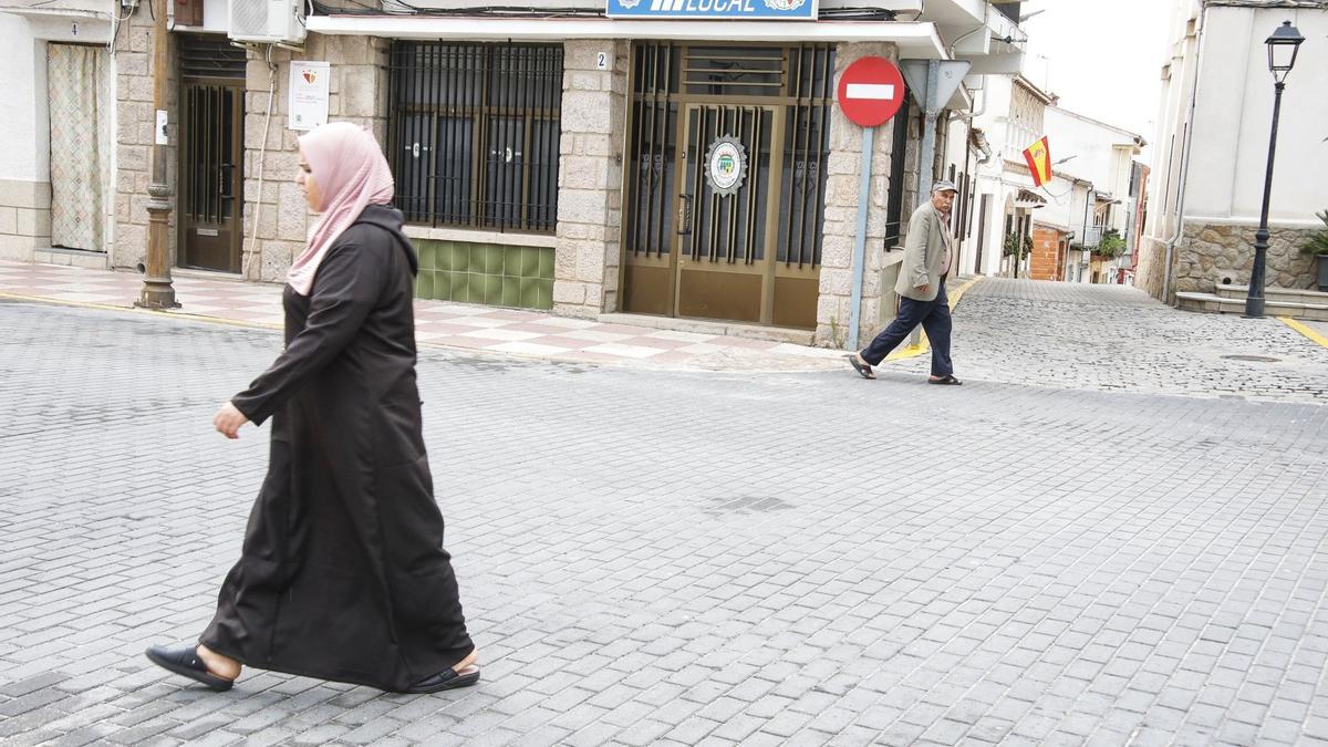 Una mujer camina por Talayuela esta tarde.