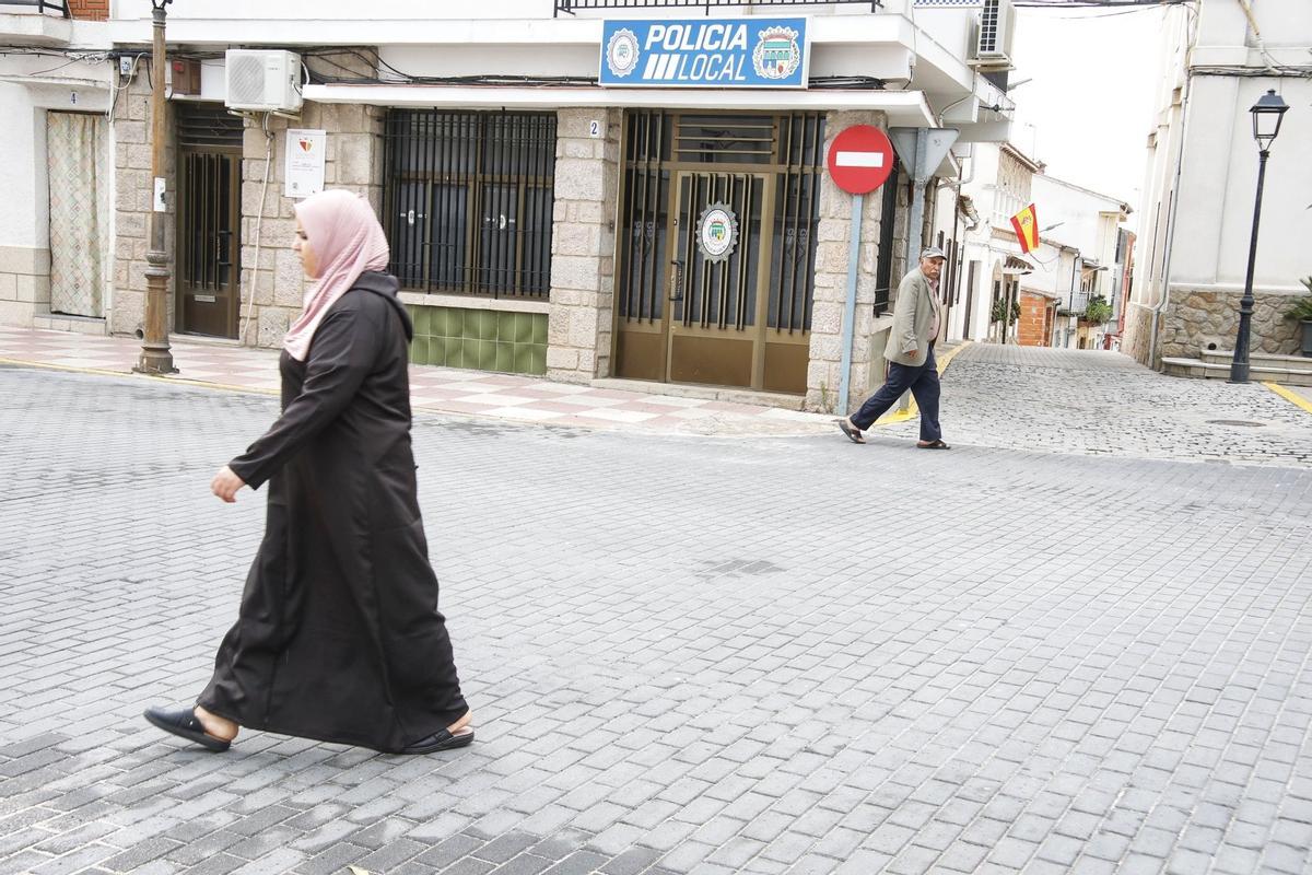 Una mujer camina por Talayuela esta tarde.
