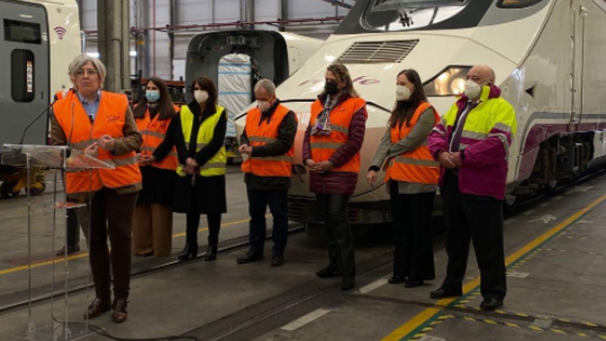 Leire Iglesias visita los trenes rápidos extremeños, el pasado abril