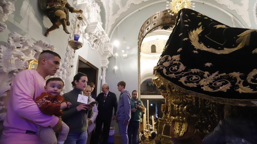 Los niños pasan bajo el manto de la Virgen de los Dolores de Córdoba