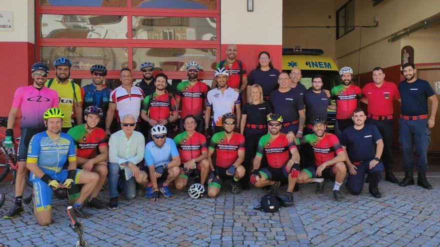 Bomberos y policías de Zamora en el parque de Bombeiros Voluntários de Miranda do Douro en Portugal.