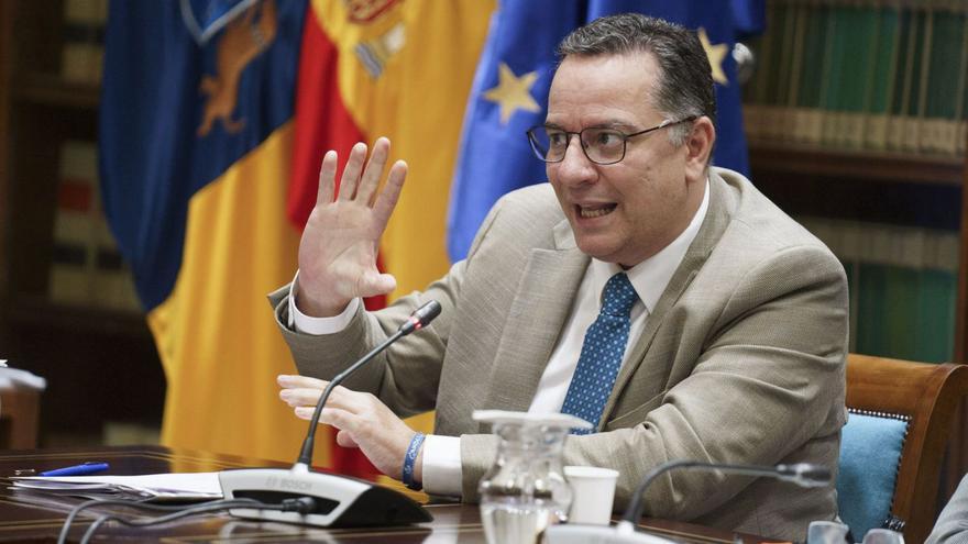 El consejero de Educación, Poli Suárez, durante una comisión parlamentaria. | | EFE/RAMÓN DE LA ROCHA