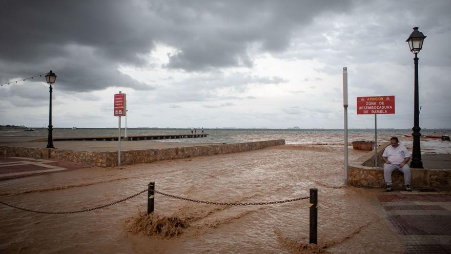 El Mar Menor vuelve al filo de  la anoxia tras resistir al verano