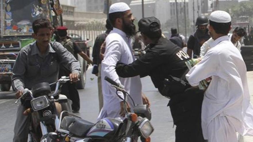 Un policía registra a un hombre en los alrededores del consulado estadounidense en Karachi.