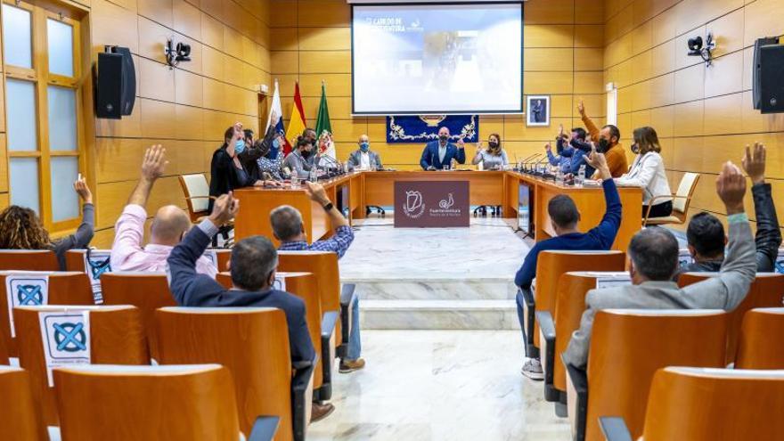 Una de las votaciones durante el pleno del Cabildo de Fuerteventura celebrado ayer. | | LP/DLP