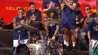 Los mejores momentos de la celebración de España: Cucurella a la batería, Borja Iglesias DJ y el "viva el rey" de Rodri