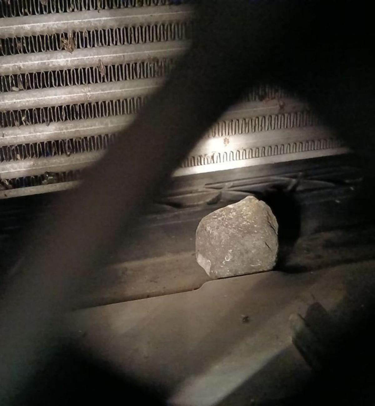 Techo panorámico destrozado del coche de una lalinense.